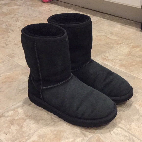 UGG Shoes - UGG 5825 short black boots sz 7 lots of life left